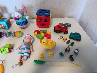 Hračky, kostky, krteček, housenka, kachnička atd. - 3