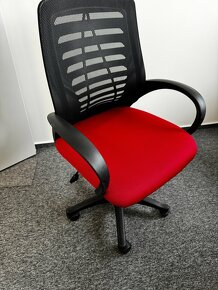 Kancelářská židle se síťovaným opěradlem a červeným sedákem - 3