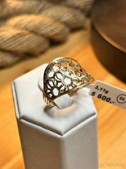 Zlatý prsten 3,11g (1801 Kč/g)  - 3