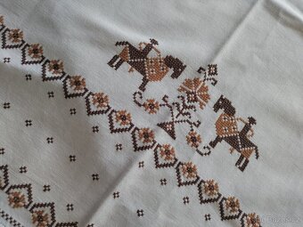 Vyšívaný ubrus s koníky - 3