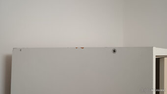 Dřevotřísková skříň s posuvnými dveřmi. - 3