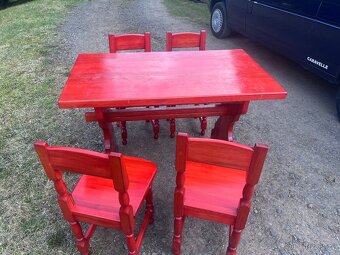 Masivní jídelní set – stůl + 4 židle (lakováno, leštěno) - 3