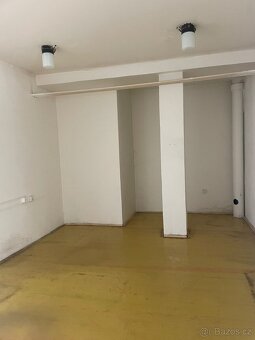 Pronájem haly cca 810m2 včetně kanceláří u metra Hůrka Praha - 3