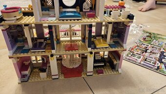 LEGO Friends 41684 Hotel v městečku Heartlake - 3