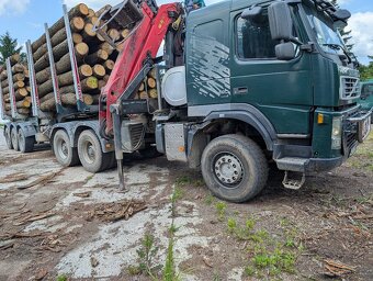 Nákladní automobil pro přepravu dřeva značky Volvo 6 x 6 - 3