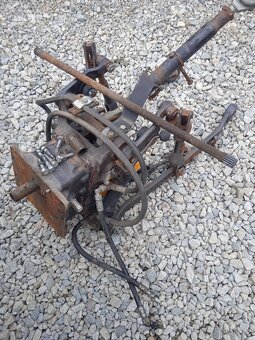 Přední hydraulika a vývodová hřídel Belarus 320.4 - 3