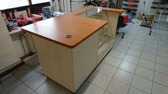 Prodejní pult s vytrýnou, stůl do prodejny - 3
