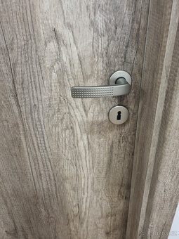 Kování na dveře - kliky, panty, atd - 3