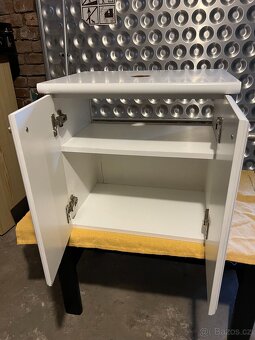 Koupelnová skříňka - 3