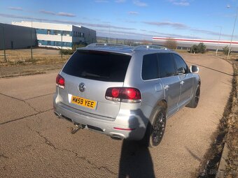 Volkswagen Touareg 3.0 TDI anglie - 3