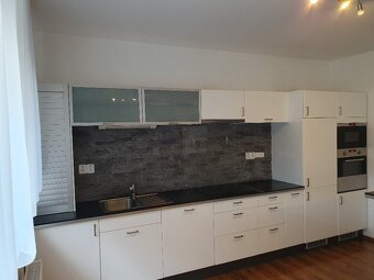 Kuchyně Ikea bílý lesk 4,3m+bar 1,8m+6 funkčních spotřebičů - 3