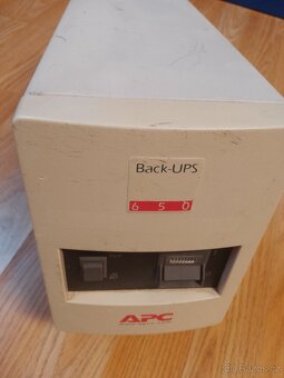 Záložní zdroj APC 650 UPS - 3