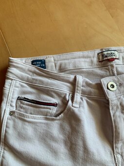 dámské bílé kraťasy zn. Tommy Hilfiger - vel. S/M - 3
