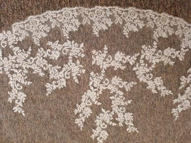 Svatební závoj s krajkou a korálky - 3