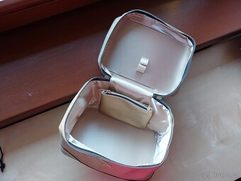 Zlatý kosmetický kufřík - 3