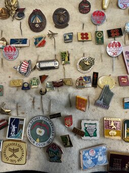 90 kusů odznaků, sbírka, různé - 3
