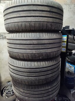 Pneu 285/45 R21 - 3