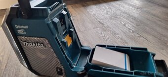 Makita DMR115 rádio - 3