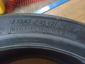 prodám pneu slick Pireli 190 60 17 - 3