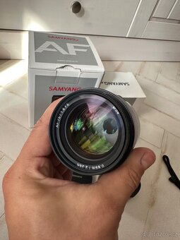 Samyang AF 75/1.8 pro Sony FE + dokovací stanice - 3