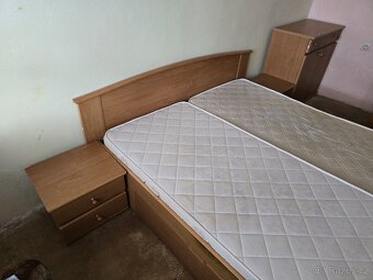 Komplet ložnice - postel, noční stolky, skříně - 3