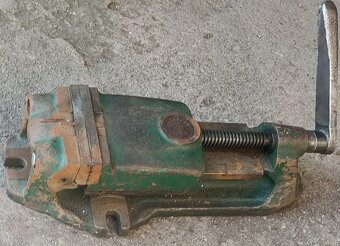 Strojní svěrák s klikou - šířka čelistí 100mm .Dobrý stav - 3