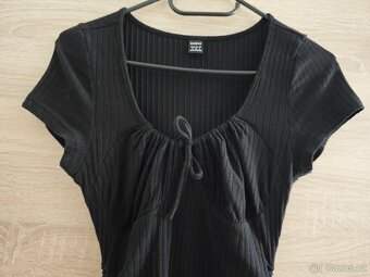 Černé šaty s rašením - 3