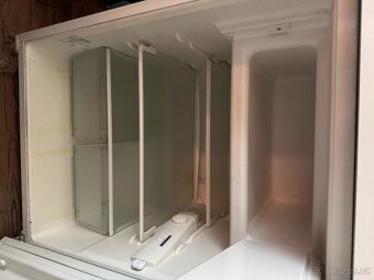 Prodám menší lednicí LIEBHERR s Mrazakem - 3