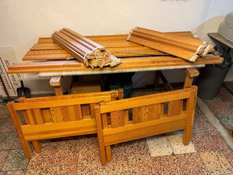 Dvě postele s rošty a matracemi - 3