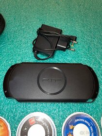 Sony PSP 1004 + 4 hry + příslušenství + nová baterie - 3
