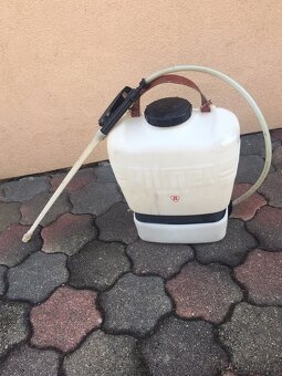 ZÁDOVÝ POSTŘIKOVAČ 10 L - 3