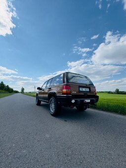 Jeep Wagoneer V8 - 3