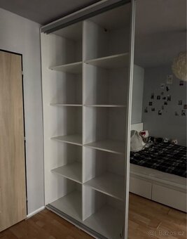 Šatní skříň s posuvnými dveřmi - 3