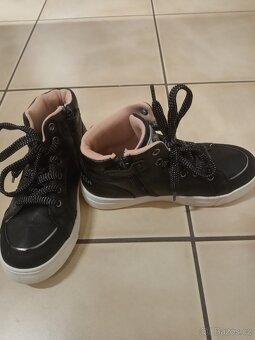 Prodáme dívčí tenisky zn.Garvalin vel.32 - 3