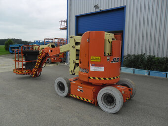 Kloubová pracovní plošina JLG E300AJ - 3