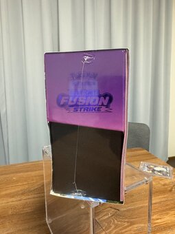 Pokemon ETB Fusion strike včetně akrylu na ochranu - 3
