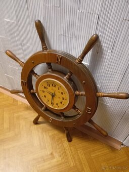 Hodiny ve tvaru kormidla - 3