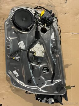 Stahovací mechanismus / zámek dveří Mercedes-Benz W204 - 3