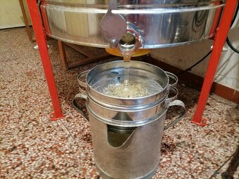 Včelí med akátový - 3