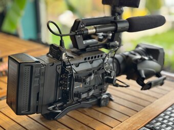BLACKMAGIC DESIGN URSA BROADCAST G2 - 3