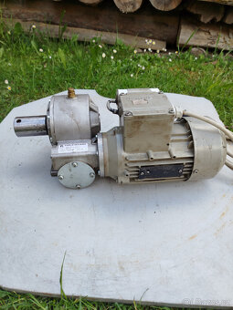 motor s dvojitou převodovkou - 3