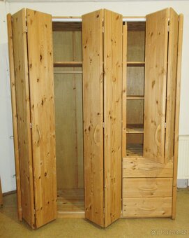 Borovicová šatní skříň s lámacími dveřmi - celomasiv - 3