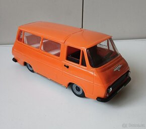 Oranžová Škoda 1203 KDN stará hračka Kaden - 3