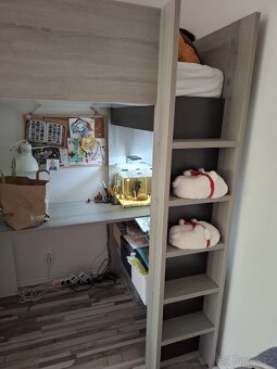 Postel vyvýšená se skříní a stolem - 3