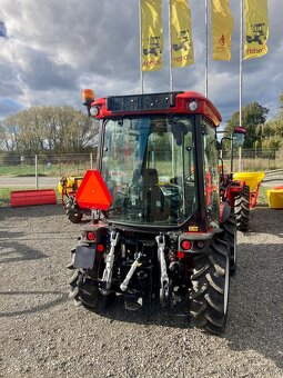 Malotraktor AGT 1060 - otočné pracoviště řidiče+kabina 56 HP - 3