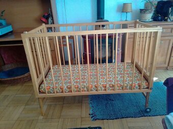 Stará dětská postýlka - 3