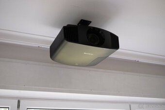 Projektor Sony VW260 4K v černé barvě - 3