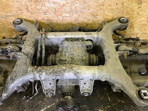 KOMPLETNÍ ZADNÍ NÁPRAVA BMW F11 3.0D 535D 220KW - 3