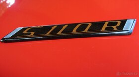 ŠKODA 110R štítek na zadní kapotu - zlatý nápis - 3