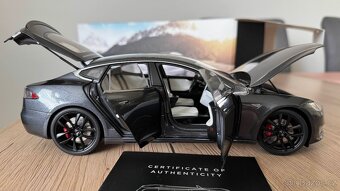 Odlitek (model) vozu Tesla Model S 1:18 - 3